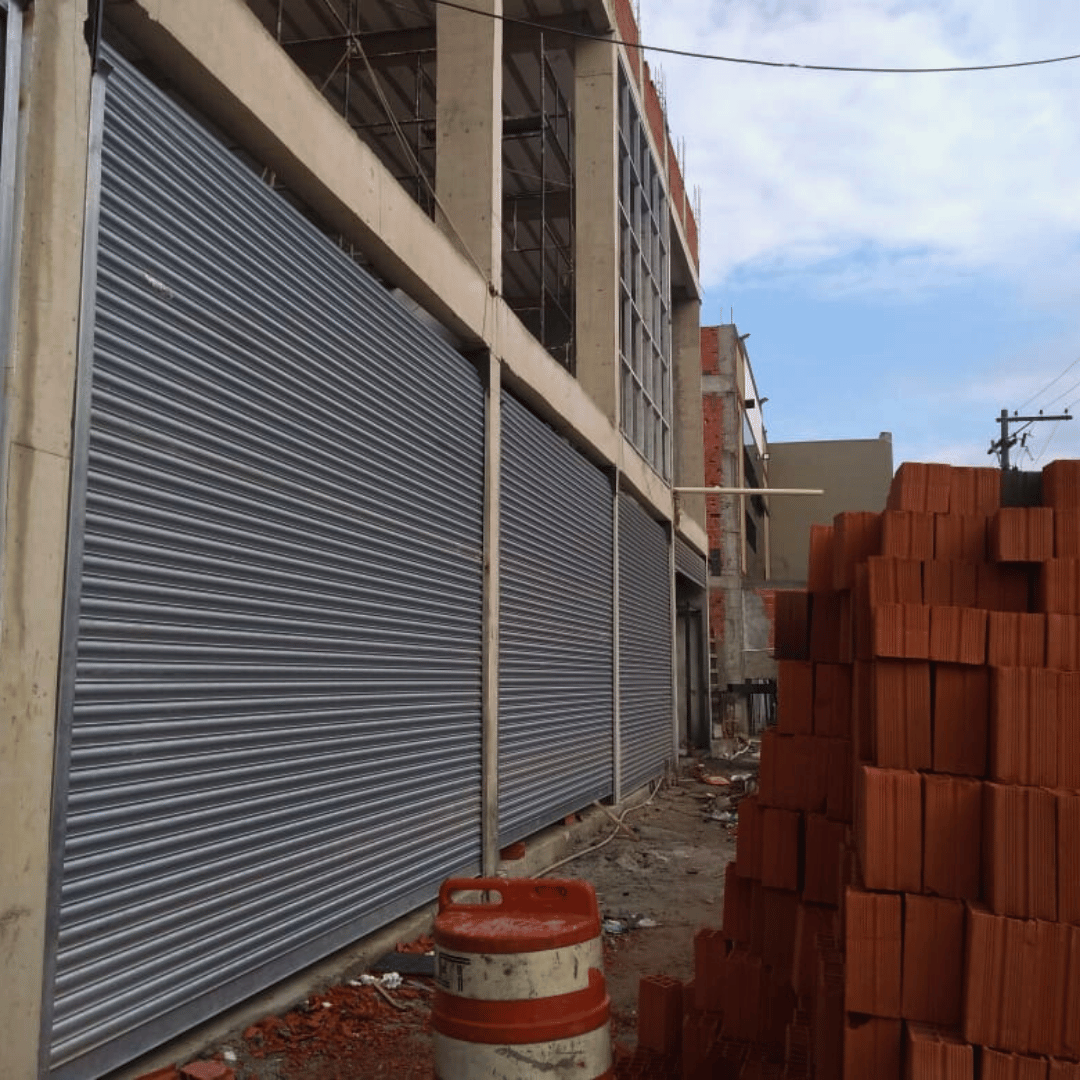 Porta de Aço para Loja em SP: Segurança na Fachada sem Matar a Vitrine | EBPA