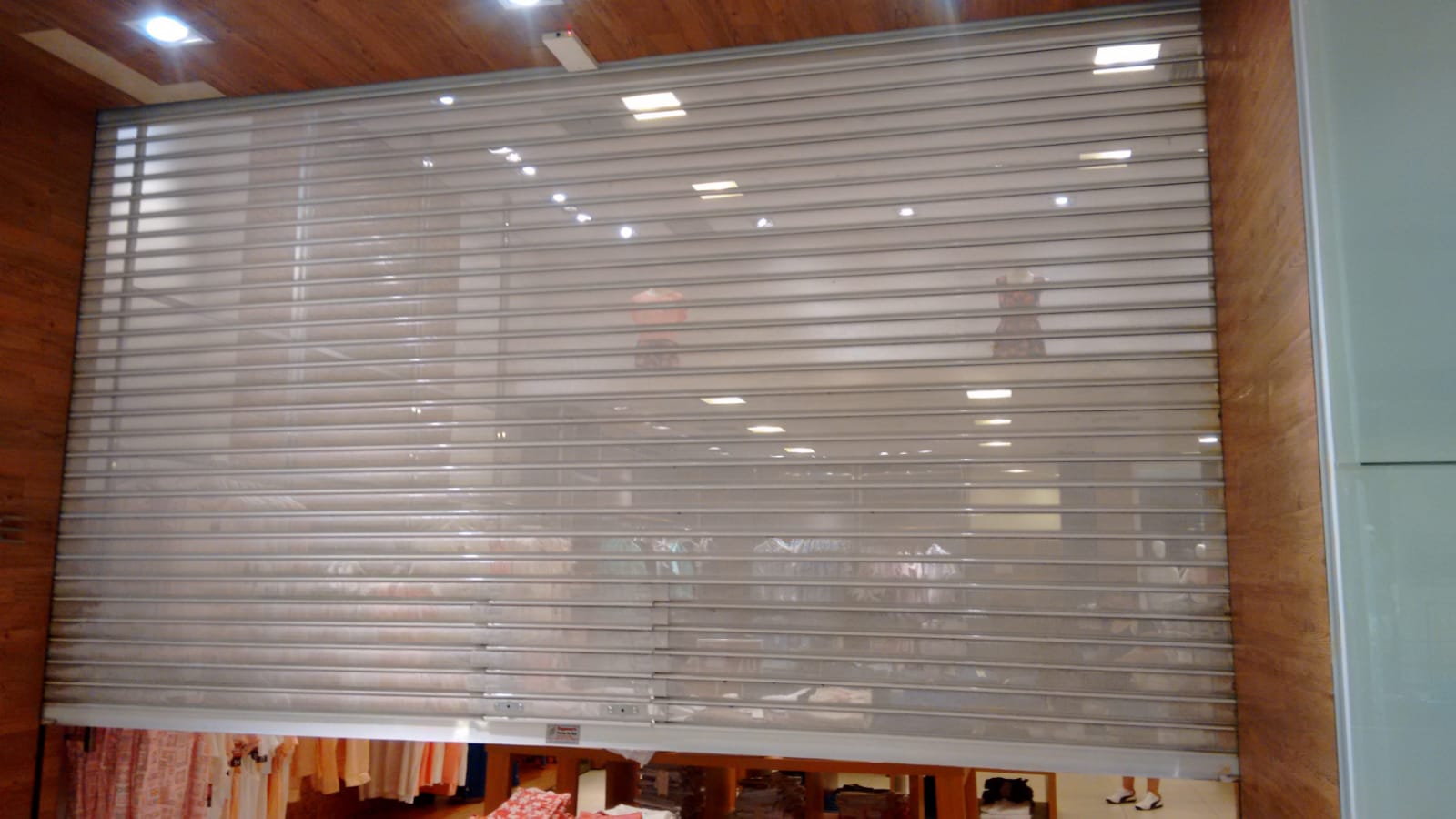 Equipe técnica instalando porta de enrolar de aço