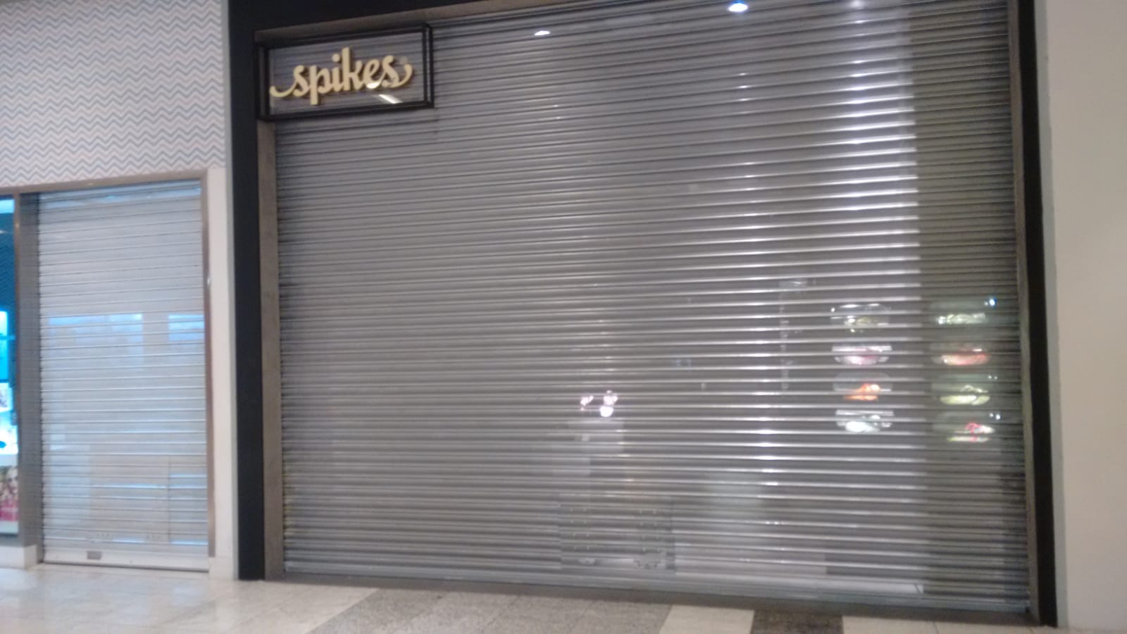 Porta de enrolar branca em fachada moderna