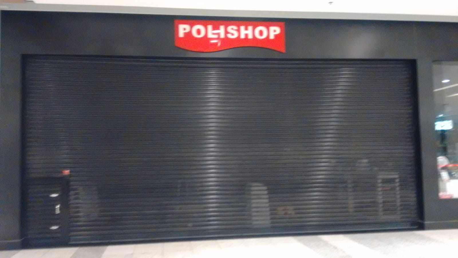 Projeto residencial com porta de aço preta