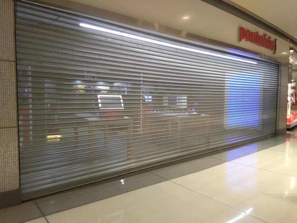 Porta de enrolar manual em fachada comercial