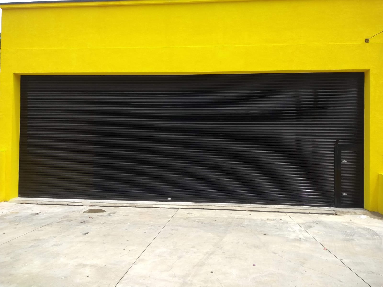 Porta de aço residencial moderna